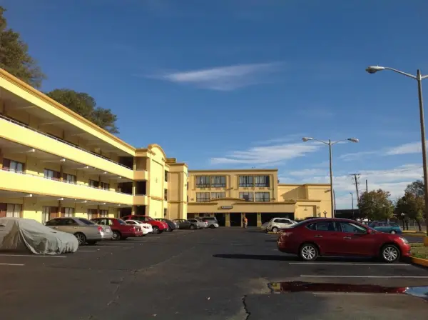 DIAMOND INN & SUITES 9